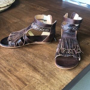 Teak rustic bedstu sandals worn once